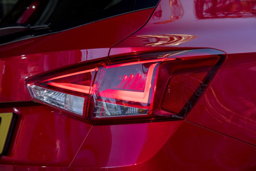 Детали экстерьера Seat Arona Xcellence 2017 года  (UK) (фото 13 из 40)